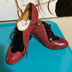 Never worn John Fluevog lace-up shoe size 11
